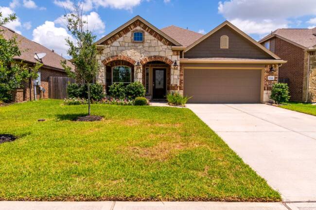 1.-Front-of-the-house_web