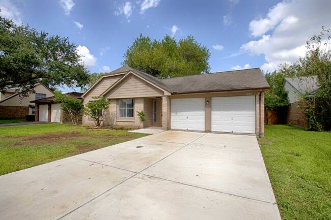 Forest-Hills-Front-from-Driveway_web