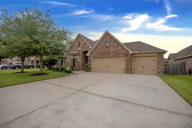 Auburn-Creek-Front-3-Car-Garage_web
